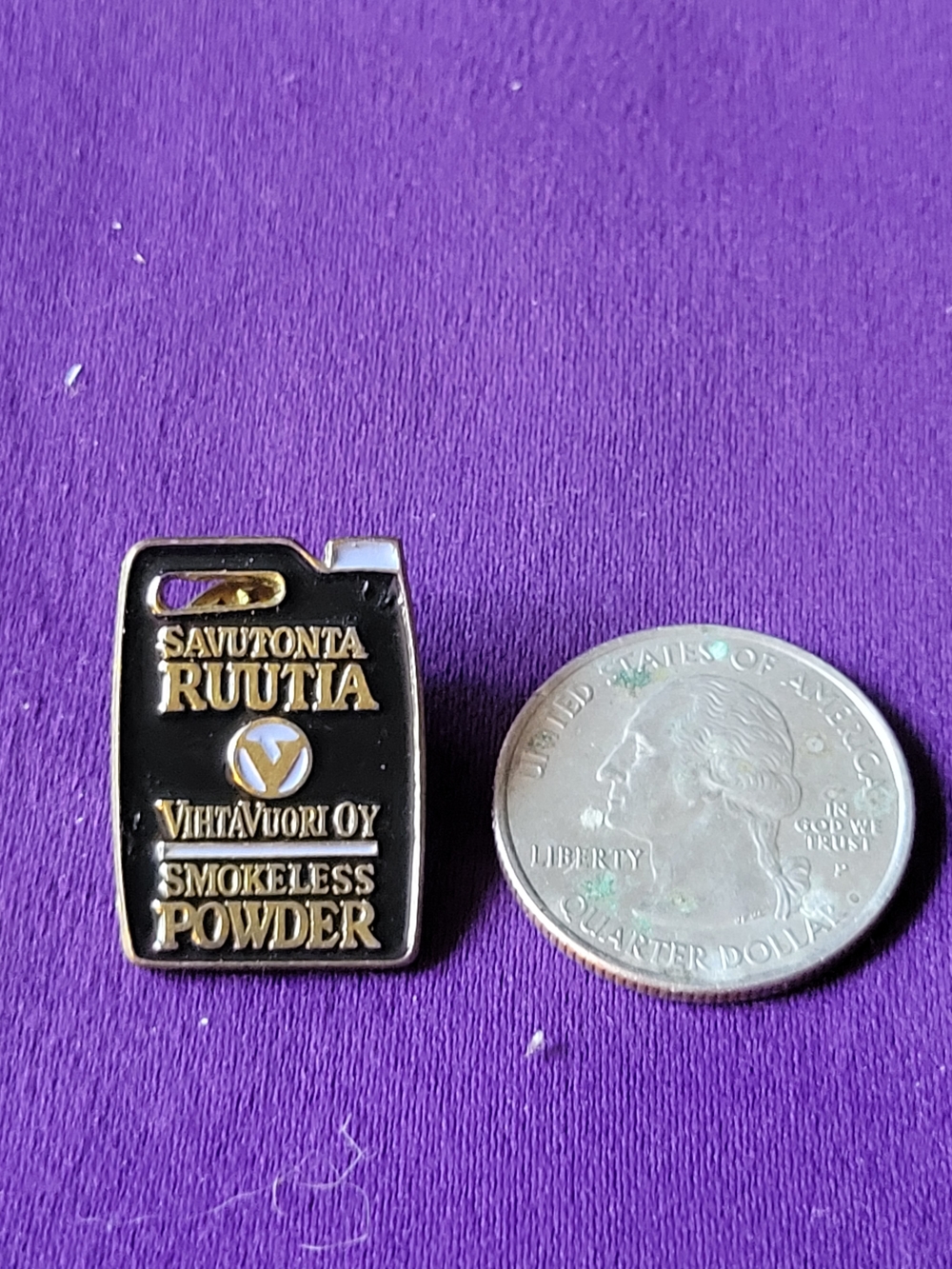 Savutonta Ruutia Smokeless Powder Enamel Pin - Black & Gold